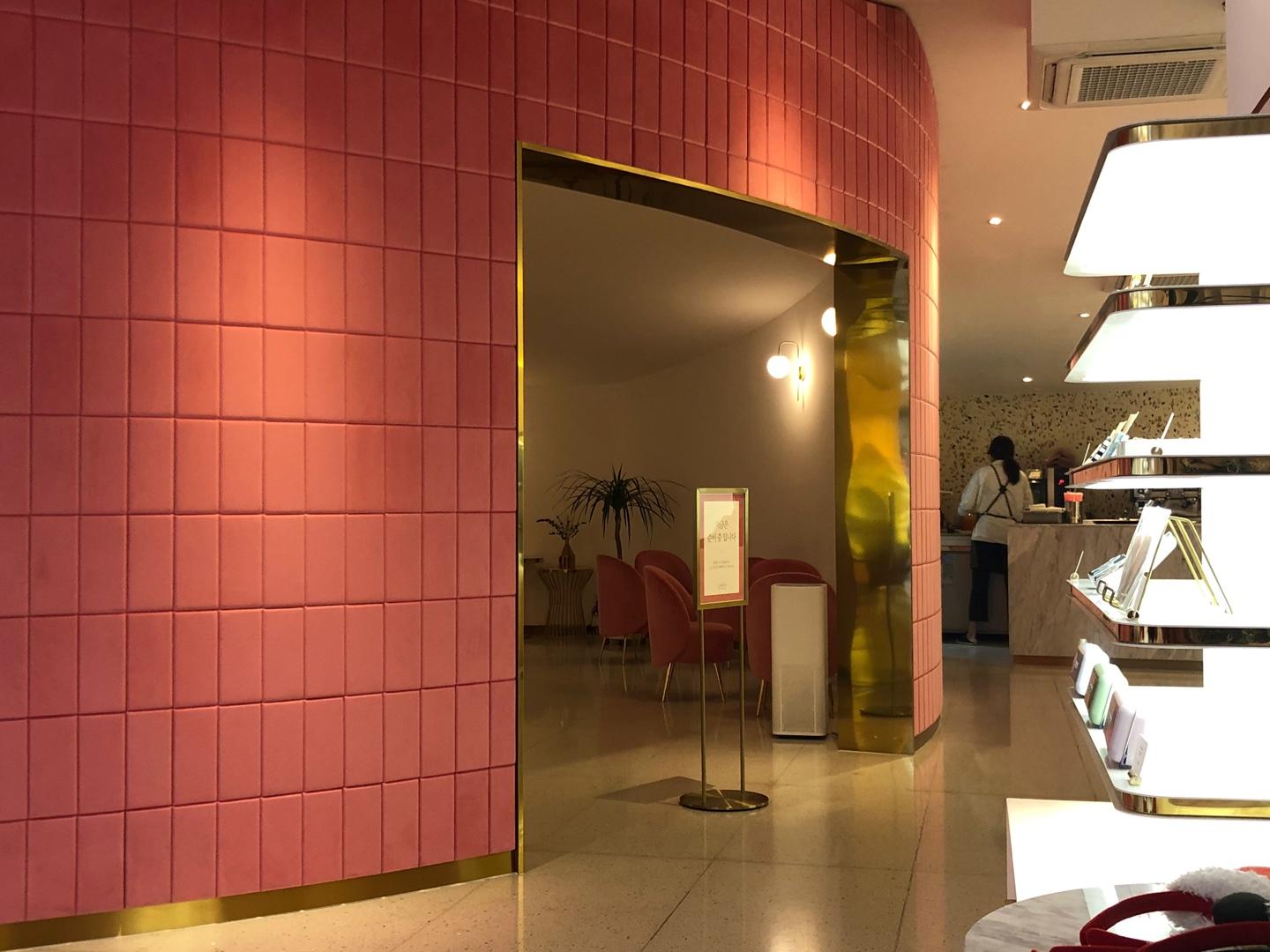 係眼鏡鋪同時又係一間咖啡廳？弘大「CARIN LOUNGE」探訪記，超靚打卡風格但...甜品令人差強人意